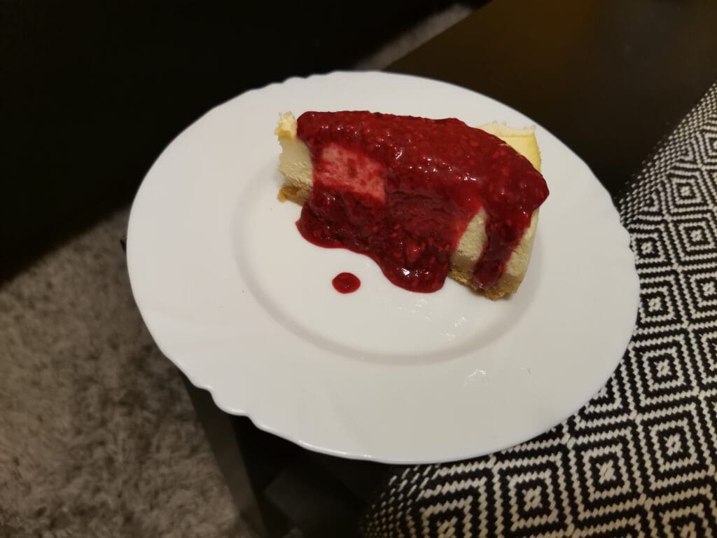 Sajttorta málnaszósszal