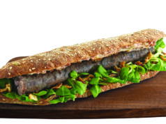 Áfonyás szarvaskolbászt nassolhatunk a benzinkutakon Szarvaskolbász