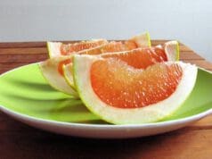 Mi is az a pomelo, és hogyan hámozzuk meg?