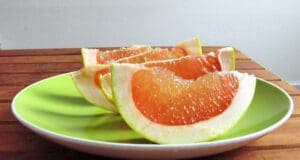 Mi is az a pomelo, és hogyan hámozzuk meg?