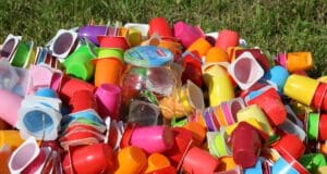 Szántóföldön termeszthetnénk a komposztálható műanyagot bioműanyag, joghurt, szemét