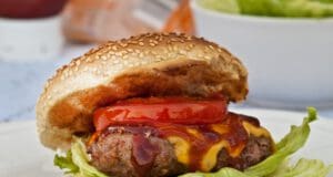 Házi hamburger – így süss hozzá tökéletes húspogácsát!