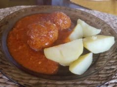 Paradicsomos húsgombóc főtt krumplival