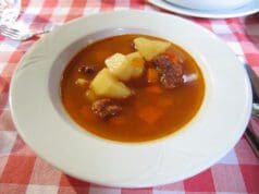 A jó öreg magyaros krumplileves kolbásszal