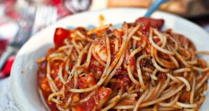 Paradicsomszószos garnélás spagetti egyszerűen