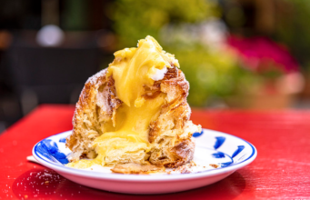 Így készül a sütiőrültek álma: a cruffin