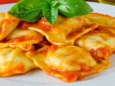 Paradicsomos, darált hússal töltött ravioli