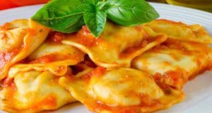 Paradicsomos, darált hússal töltött ravioli