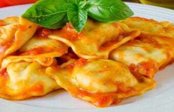 Paradicsomos, darált hússal töltött ravioli