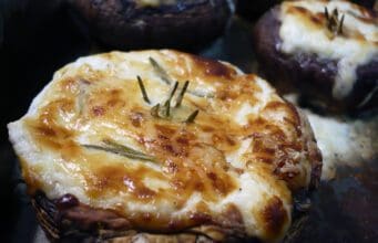 Juhtúróval töltött gomba