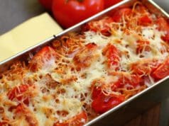 Egyszerű paradicsomos rakott tészta a tetején sok-sok sajttal