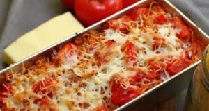 Egyszerű paradicsomos rakott tészta a tetején sok-sok sajttal