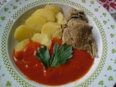 Ez aztán a menzakaja: paradicsomszósz főtt hússal paradicsomszósz főtt krumplival