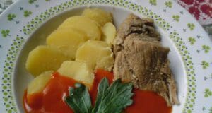 Ez aztán a menzakaja: paradicsomszósz főtt hússal paradicsomszósz főtt krumplival