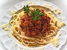 Ti is emlékeztek a menzás bolognai spagettire? Mutatjuk a receptjét!