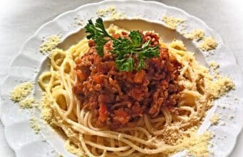 Ti is emlékeztek a menzás bolognai spagettire? Mutatjuk a receptjét!