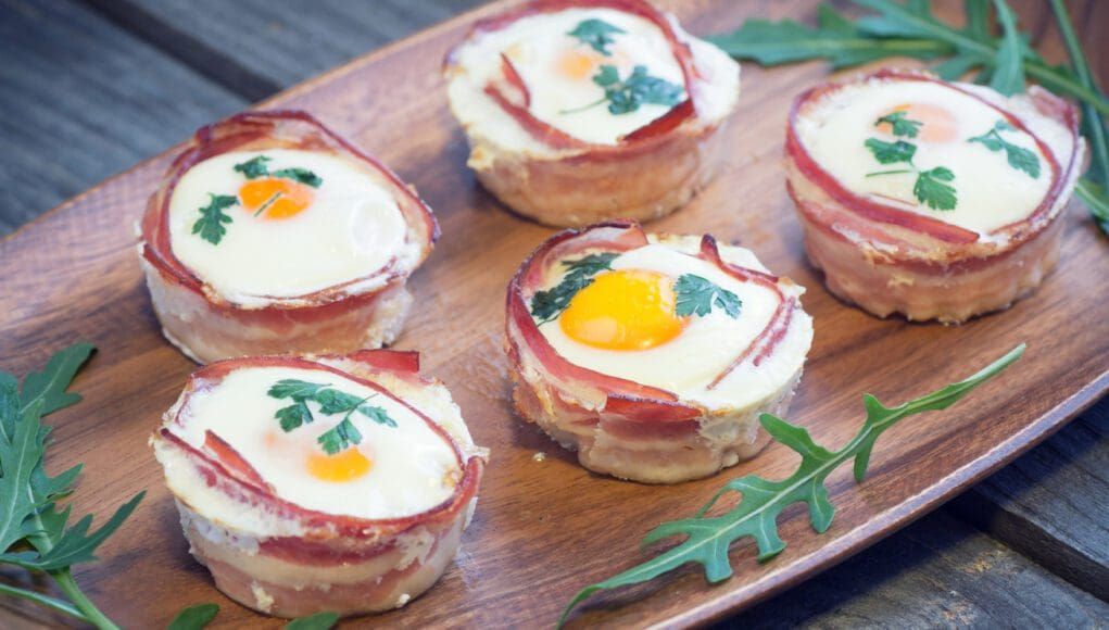 muffinformába ütött tojás