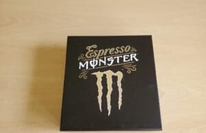 Kávészörnyet zárt dobozba a Monster Monster kávészörny