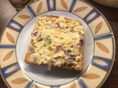 Lilahagymás, snidlinges tojáskrém reggelire tojáskrém