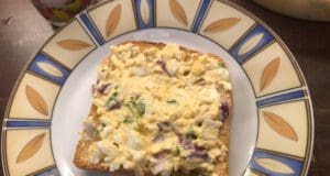 Lilahagymás, snidlinges tojáskrém reggelire tojáskrém