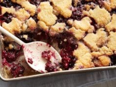 A lusták sütije: tálban sült gyümölcsös cobbler cobbler