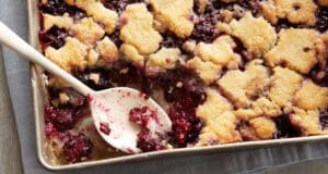 A lusták sütije: tálban sült gyümölcsös cobbler cobbler