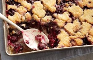 A lusták sütije: tálban sült gyümölcsös cobbler cobbler