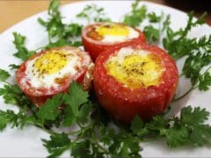 Mennyei reggeli: tojással töltött sült paradicsom Tojással töltött paradicsom
