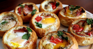 Tojással és paradicsommal töltött sült zsemle tojással-töltött-zsemle