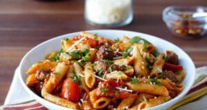 Paradicsomos-kolbászos penne kolbászos-penne