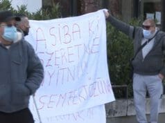 Tüntetést rendeztek Ajkán az éttermek, kávézók újranyitásáért ajkán-tüntetést