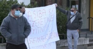 Tüntetést rendeztek Ajkán az éttermek, kávézók újranyitásáért ajkán-tüntetést