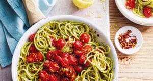 Pestós-koktélparadicsomos spagetti pestós-tészta