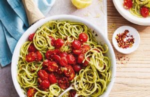 Pestós-koktélparadicsomos spagetti pestós-tészta