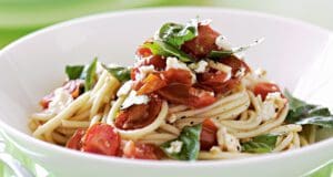 Fenséges és villámgyors: paradicsomos-fetás tészta paradicsomos-fetás-tészta