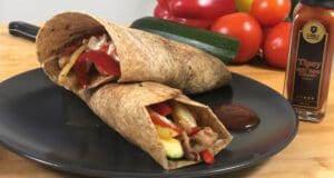 Pár perc alatt összedobható csirkés-zöldséges wrap wrap