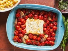 Egészben sült feta sok-sok koktélparadicsommal egyben-sült-feta