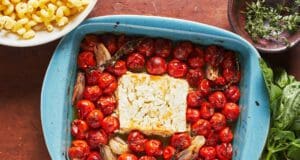 Egészben sült feta sok-sok koktélparadicsommal egyben-sült-feta