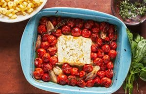 Egészben sült feta sok-sok koktélparadicsommal egyben-sült-feta