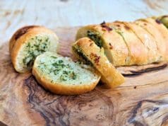 Garlic bread: pillanatok alatt kész fokhagymás-fűszervajas bagett garlic-bread