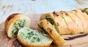 Garlic bread: pillanatok alatt kész fokhagymás-fűszervajas bagett garlic-bread