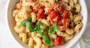 TikTok szupersztár: a paradicsomos-fetás tészta paradicsomos-fetás tészta