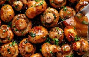 Vajban sült fokhagymás gombafejek fokhagymás gombafejek