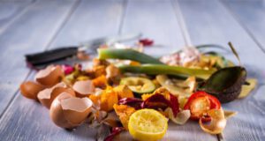 Itt az ingyenesen elérhető IKEA-szakácskönyv, ahol a konyhai hulladékok kapják a főszerepet