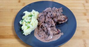 Muszáj kipróbálni: Hátszín vörösboros gombamártással hátszín