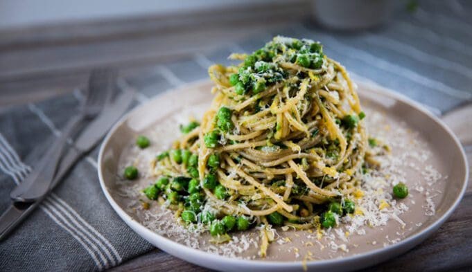 zöldborsós pesztós spagetti