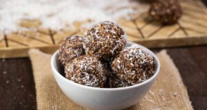 Kókuszba forgatott citromos energiagolyók kókuszos energiagolyók