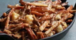 Poutine: A kanadaiak fullextrás sült krumplija poutine