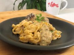 Laktató egytálétel kezdőknek: Mediterrán húsgolyók sajtkrémes tésztával mediterrán húsgolyók