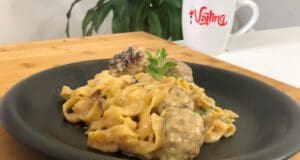 Laktató egytálétel kezdőknek: Mediterrán húsgolyók sajtkrémes tésztával mediterrán húsgolyók